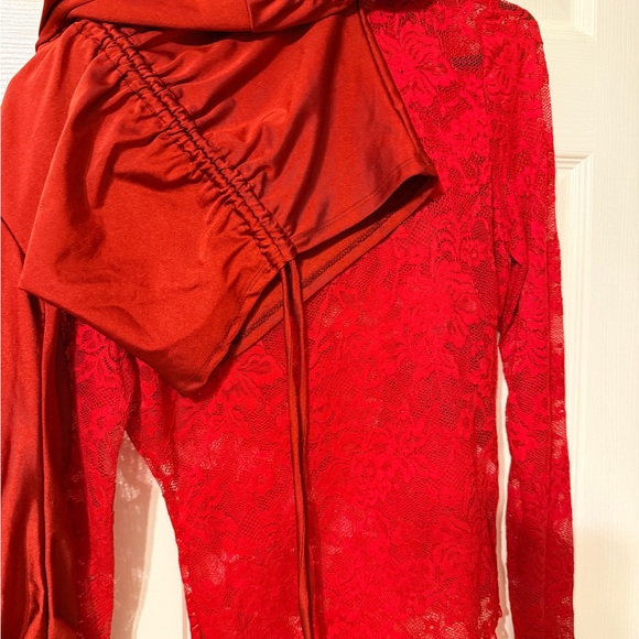 Stylish Red Ruched 2-Piece - Picture 4 of 4